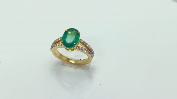 Customized 18 Kt Yellow Gold Natural Emerald And Diamond Ladies Ring - 0.32 Carat Vvs1 Round Brilliant Cut White Diamonds, Ethical Sourcing, 100% Certified Quality