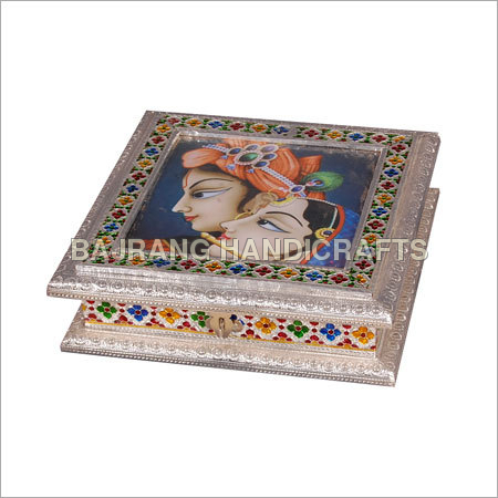 मीना कारी सूखे मेवे का डिब्बा