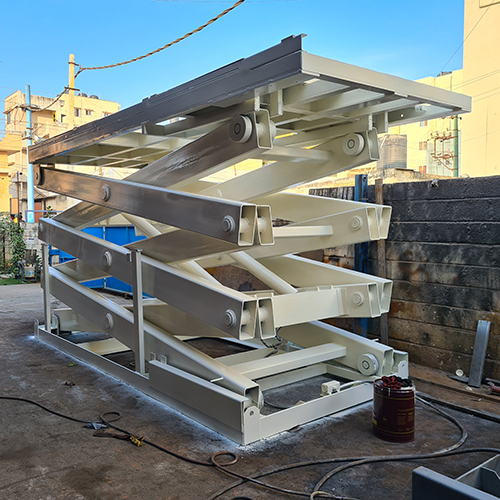 औसत औद्योगिक कैंची लिफ्ट