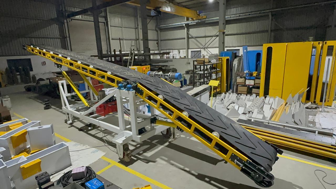 Stacker Conveyor - Ms And Ss Material, 500 Kg Load Capacity, 30x20x6 Cm Dimensions | 1.5 M/s Speed, Flat Belt Design, 1 Year Warranty, Suitable For All Industries