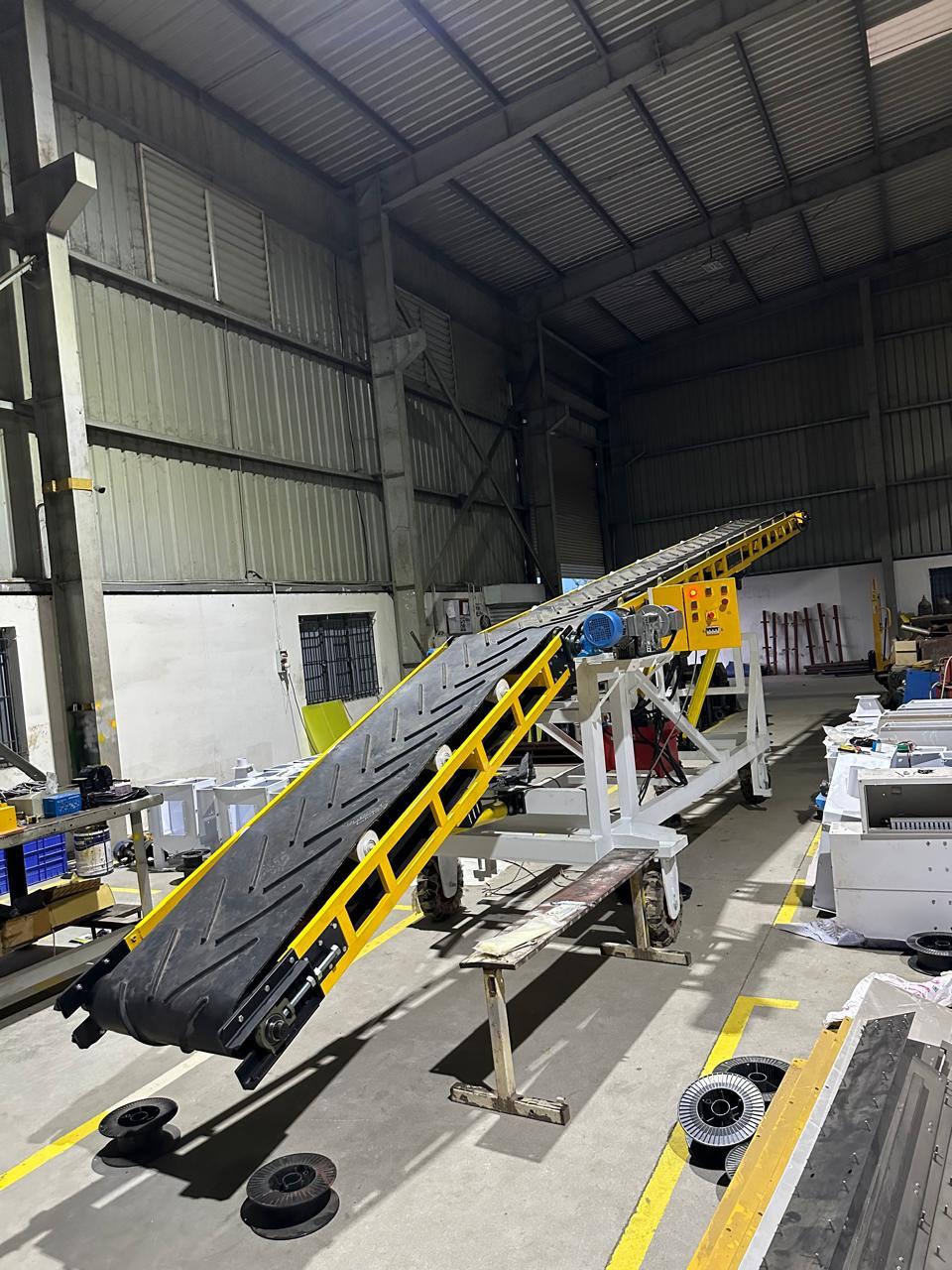 Stacker Conveyor - Ms And Ss Material, 500 Kg Load Capacity, 30x20x6 Cm Dimensions | 1.5 M/s Speed, Flat Belt Design, 1 Year Warranty, Suitable For All Industries