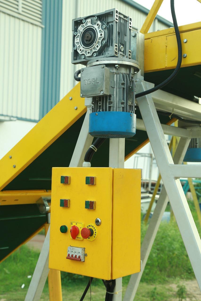 Stacker Conveyor - Ms And Ss Material, 500 Kg Load Capacity, 30x20x6 Cm Dimensions | 1.5 M/s Speed, Flat Belt Design, 1 Year Warranty, Suitable For All Industries