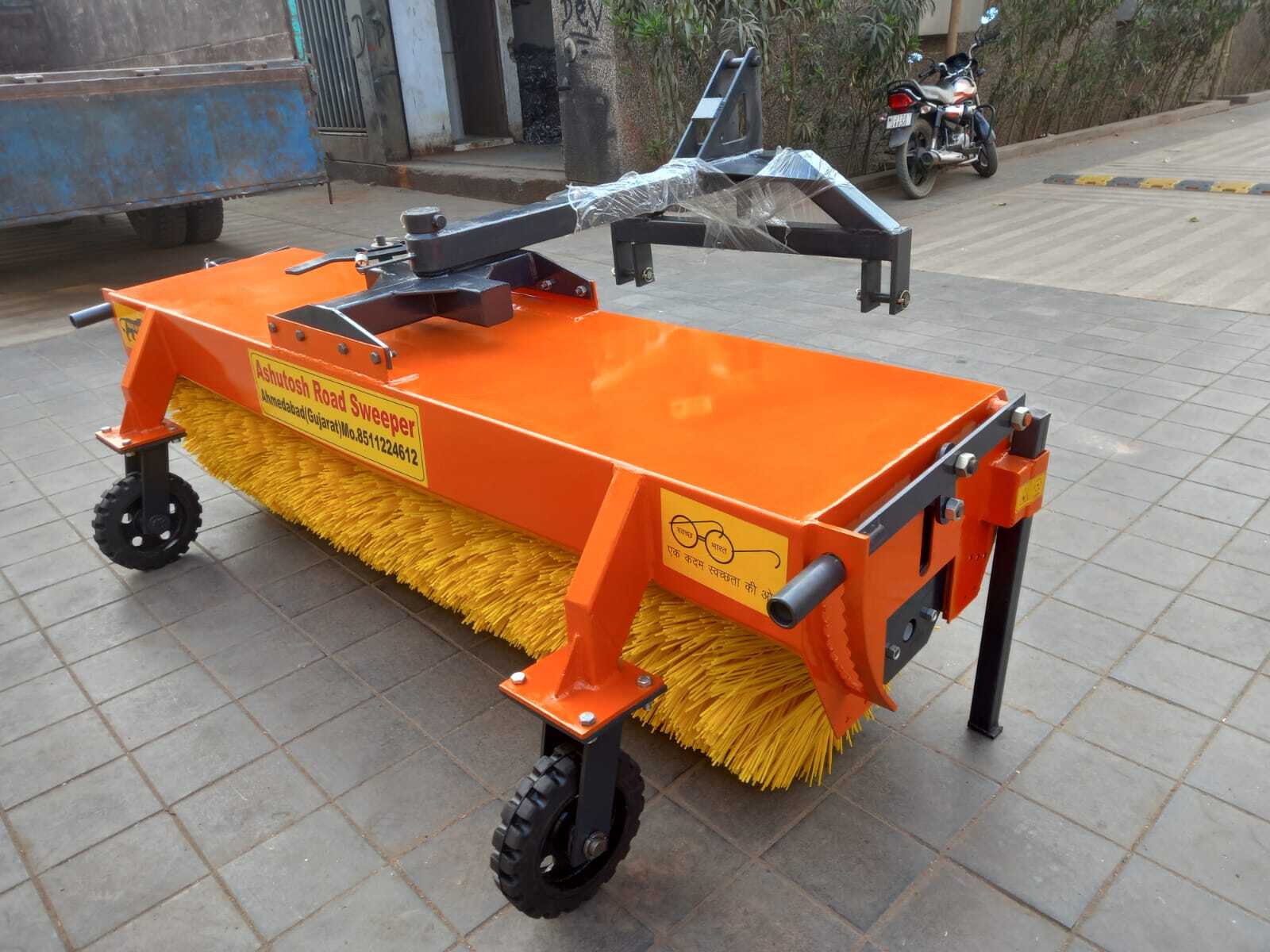 Hydraulic Road Sweeper - Capacity: 1000 Kg/hr