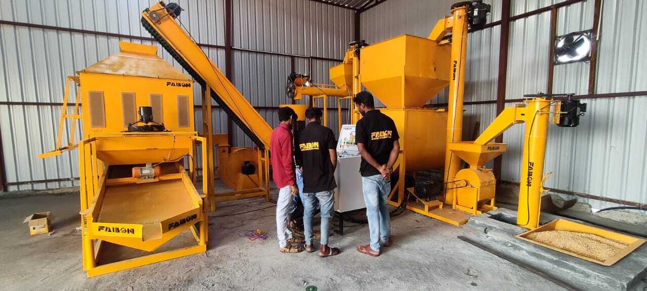 Cattle Feed Pellet Machine 750-800 Kg Hour - Color: Yellow