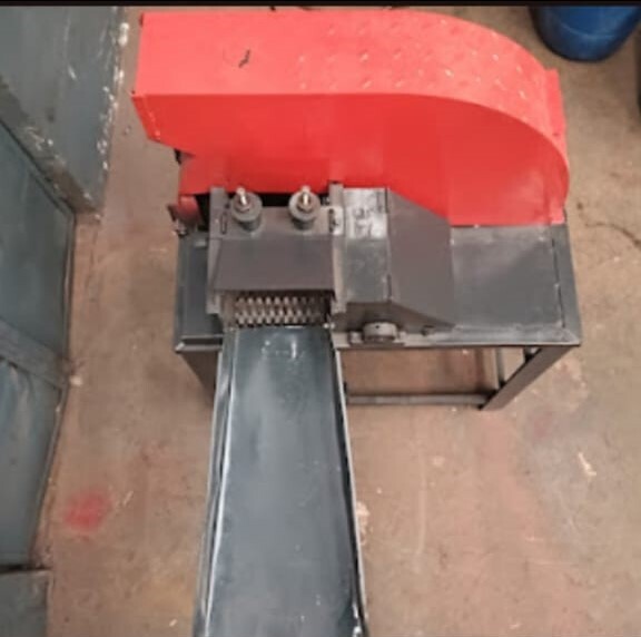 Chaff Cutter Machine - Color: Black & Red