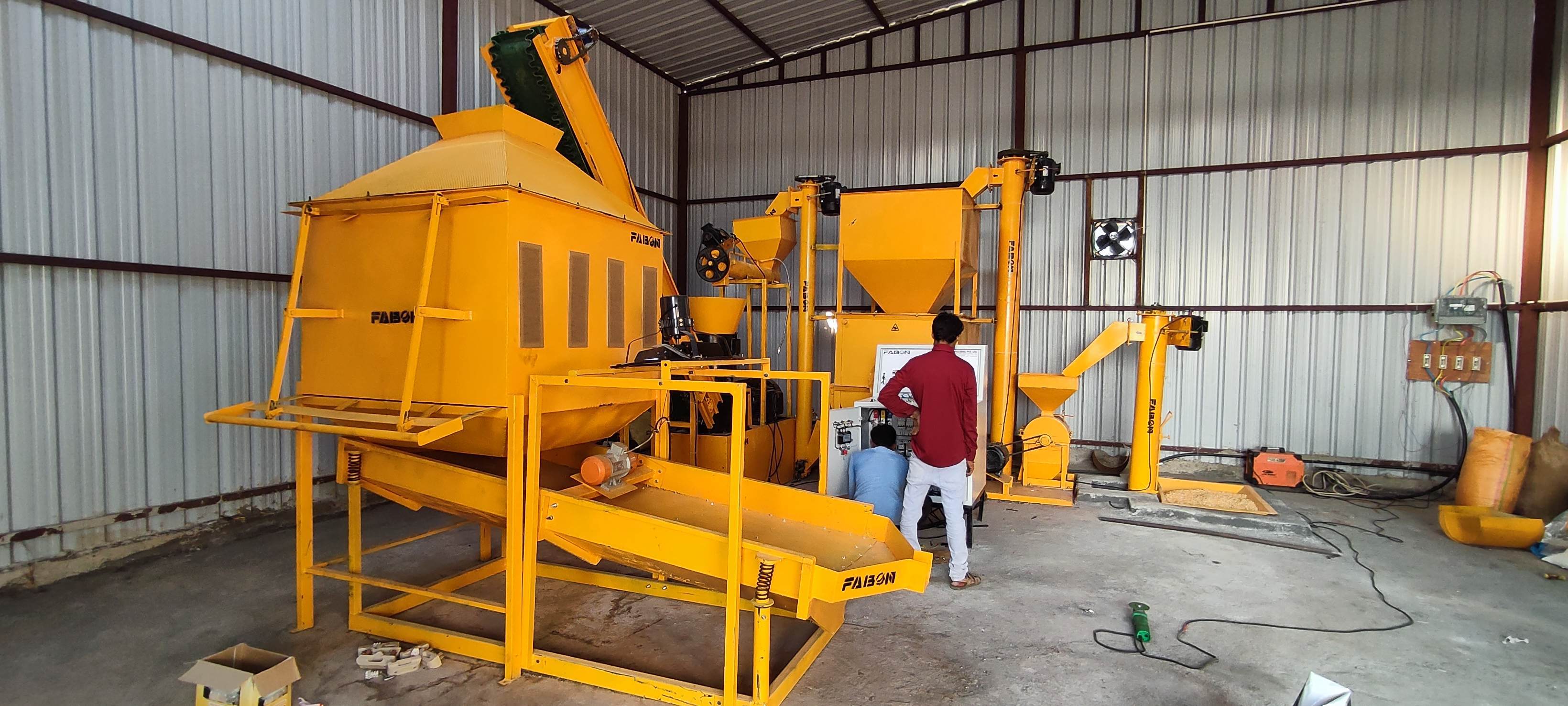 Cattle Feed Pellet Machine 250-300 Kg Hour - Color: Yellow