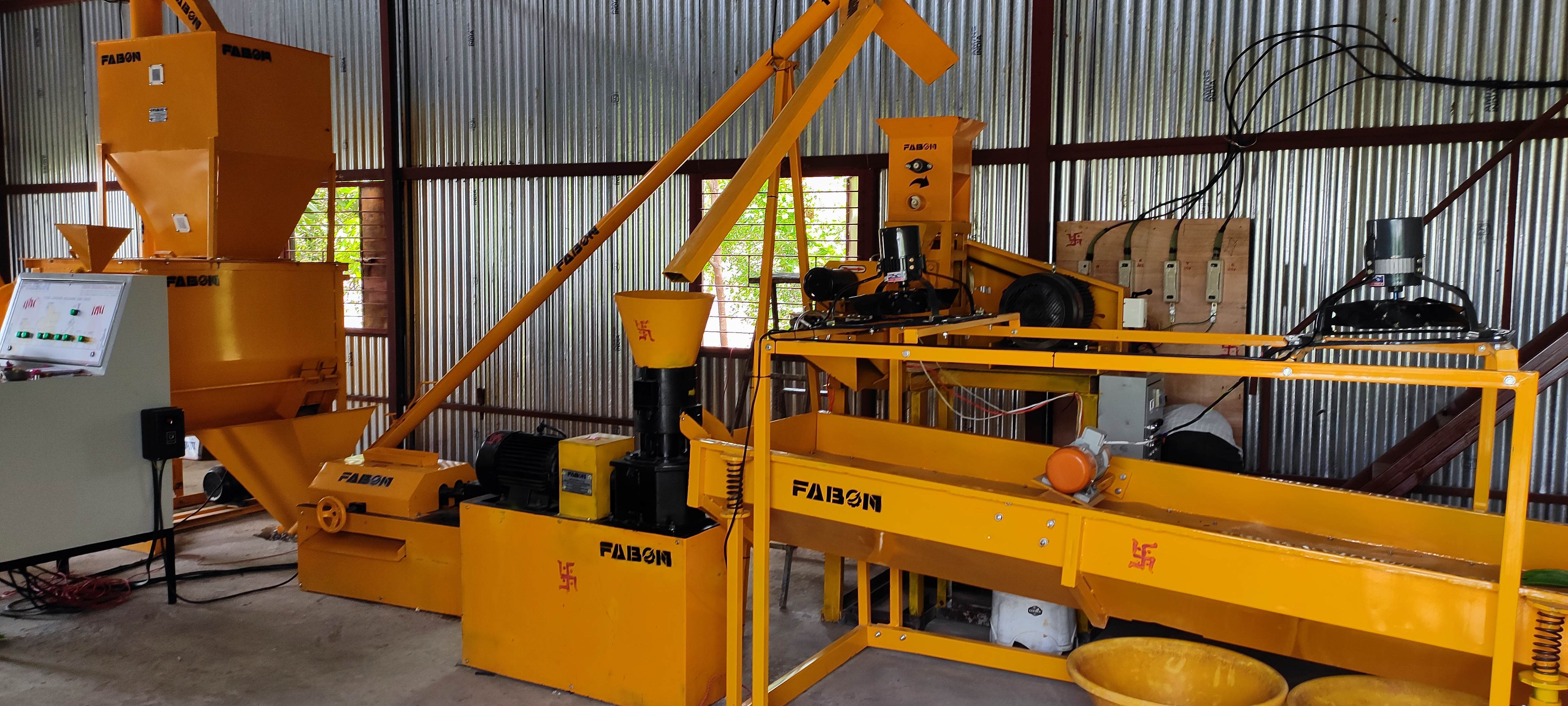 Automatic Poultry Feed Crumble Plant 125 Kg Hour - Color: Yellow