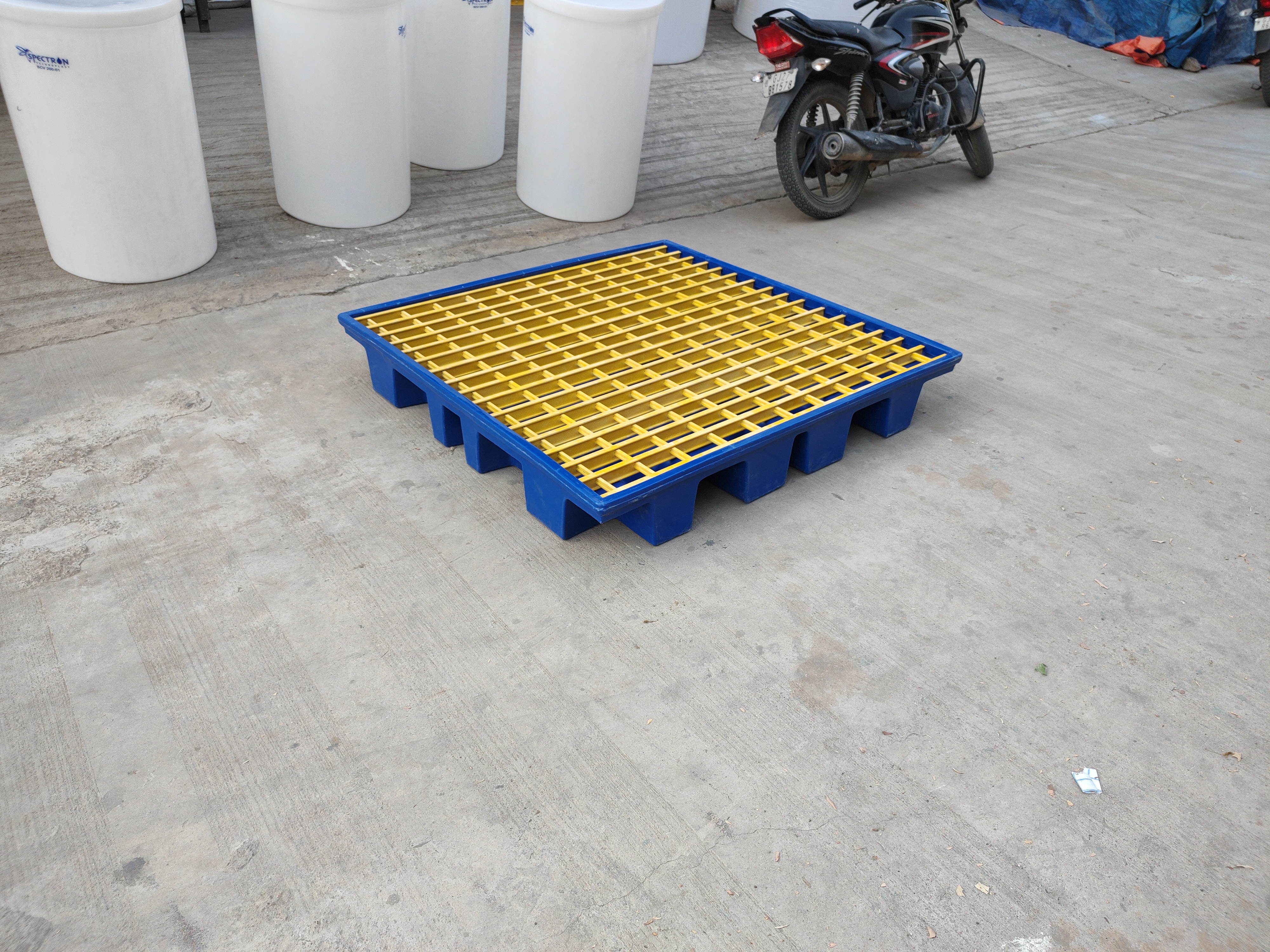 Spill Containment Pallet - Lldpe/frp, 1300 Mm X 1300 Mm X 200 Mm, White - 500 Liter Capacity, 1000 Kg Load Capacity, 2-way Forklift Access, Industrial Storage Solution