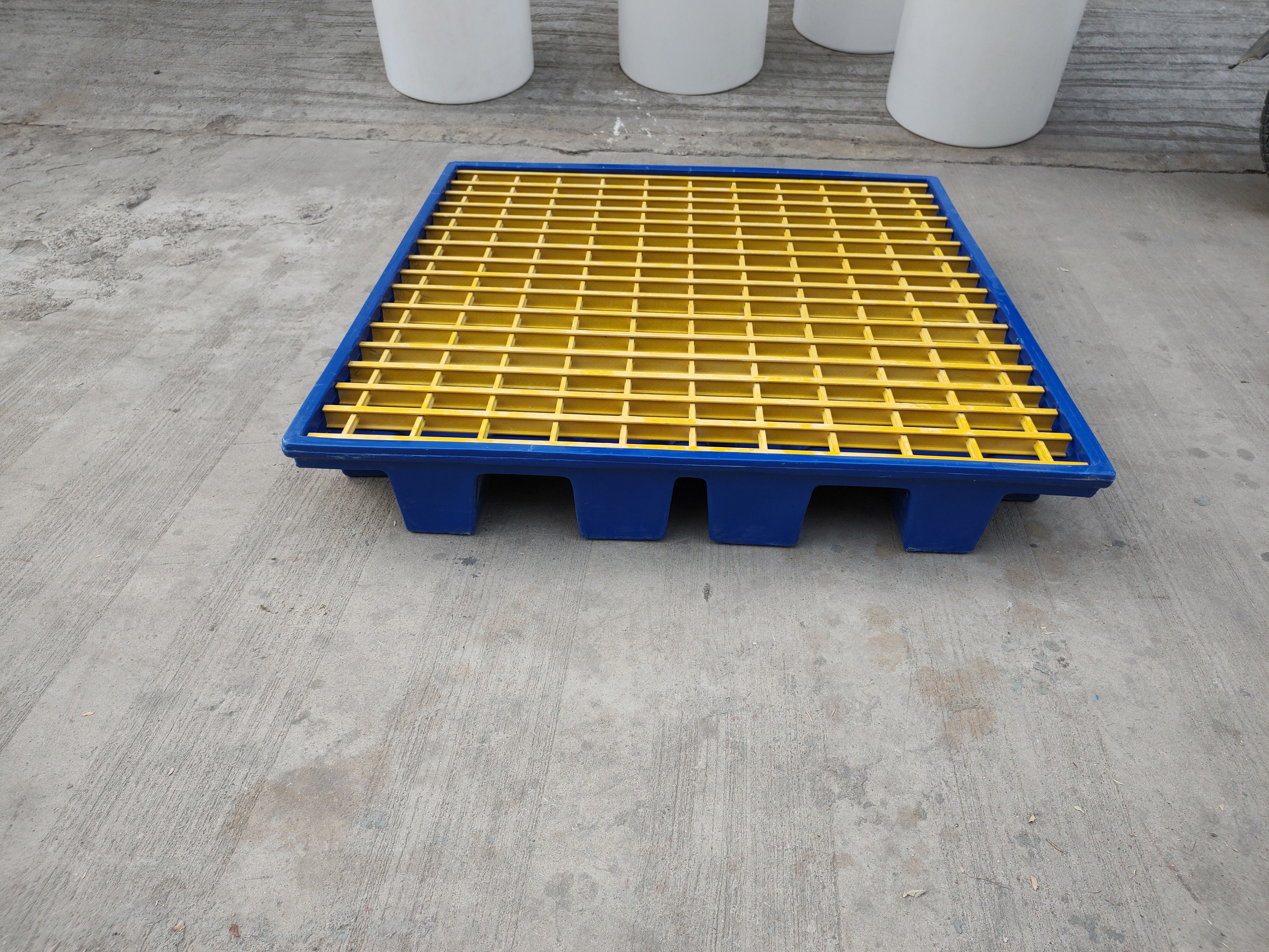 Spill Containment Pallet - Lldpe/frp, 1300 Mm X 1300 Mm X 200 Mm, White - 500 Liter Capacity, 1000 Kg Load Capacity, 2-way Forklift Access, Industrial Storage Solution