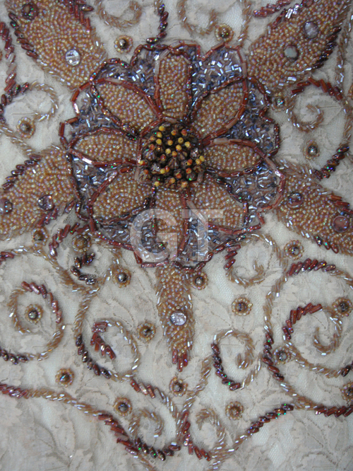 विस्तृत हाथ से कढ़ाई और मूल्य संवर्धन