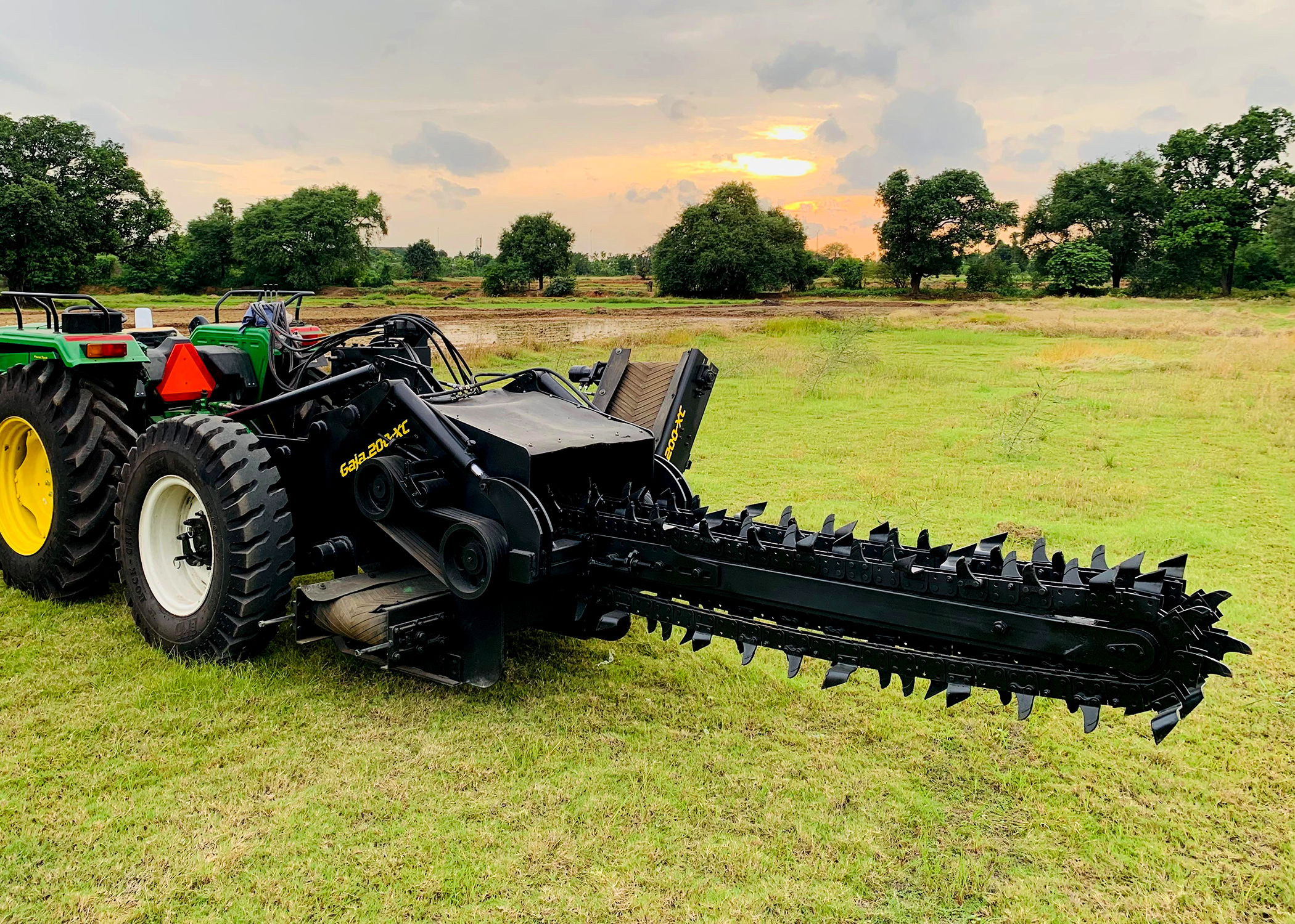 Water Pipeline Trench Digging Machine With Conveyor - Gaja 200xc