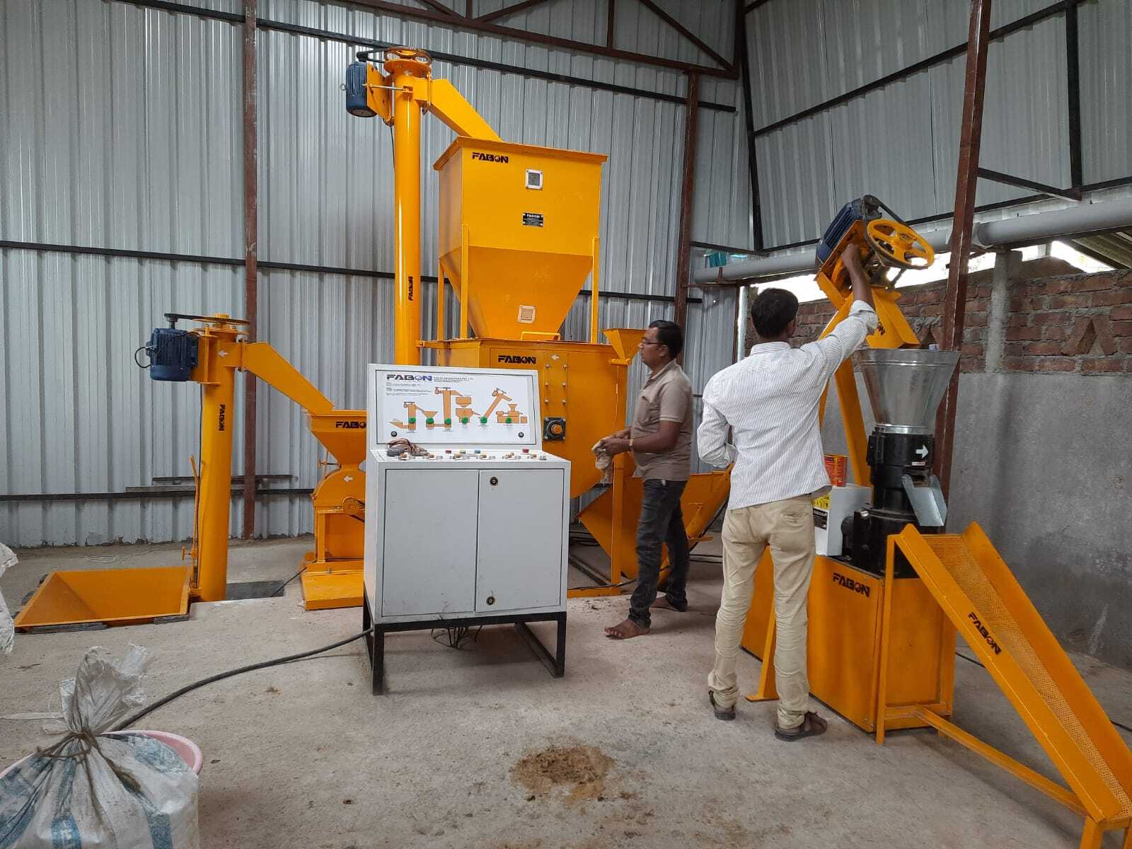 Pellet Feed Making Machine - Color: Yellow