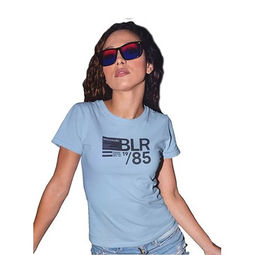 महिलाओं की आसमानी नीली प्रिंटेड टी-शर्ट