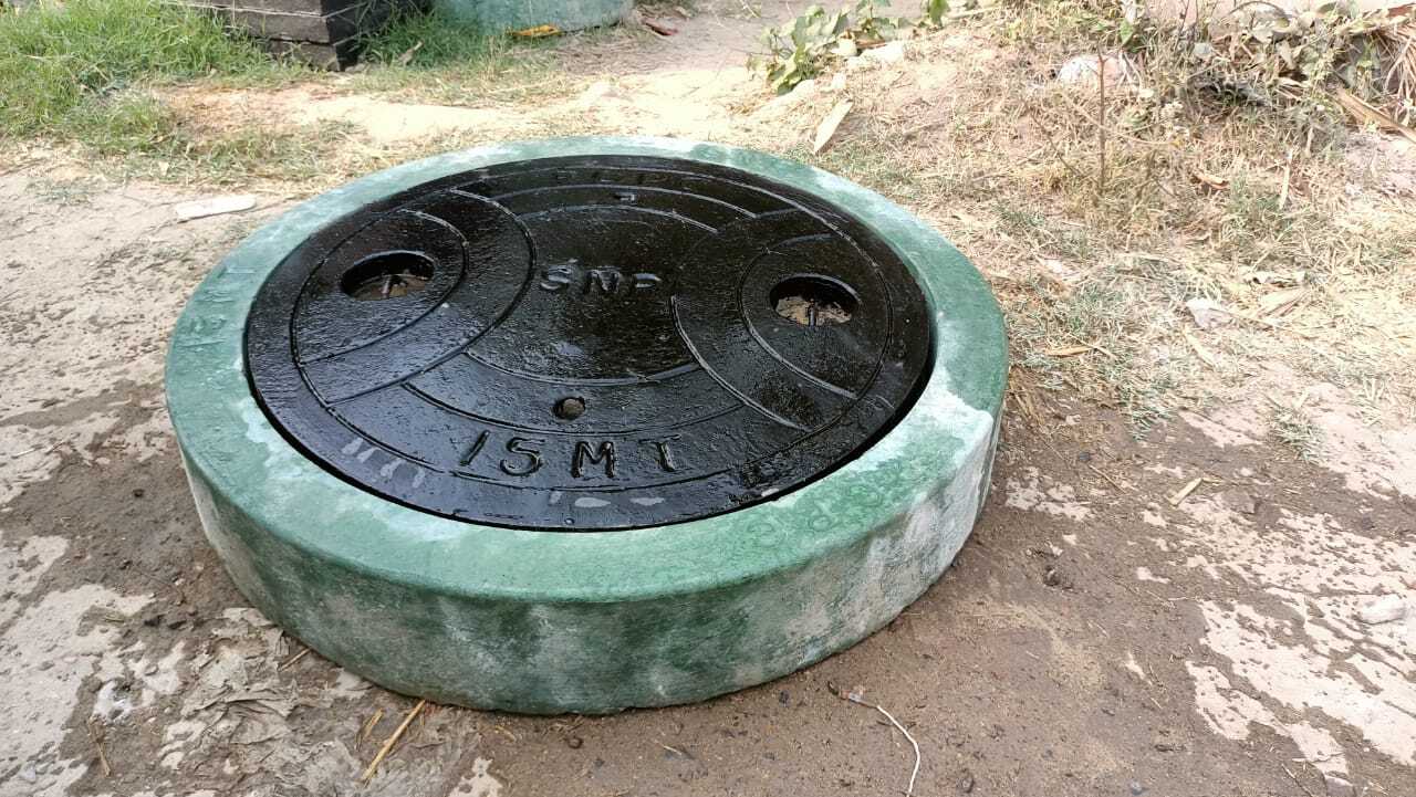 Round Shaped Rcc Manhole Cover - Concrete Material, 35 Tonne Load Capacity, 110 Kg Weight | Epoxy Coating, Lock Mechanism For Security