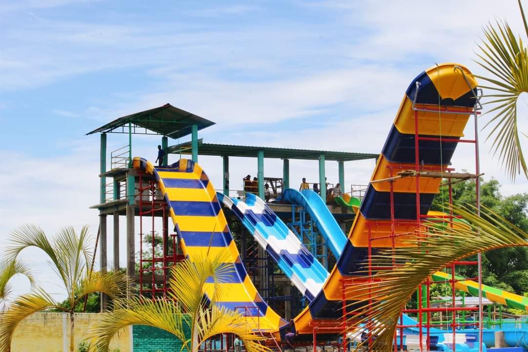 Combination Water Slide - Passenger Capacity: 200