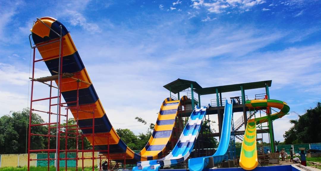 Combination Water Slide - Passenger Capacity: 200