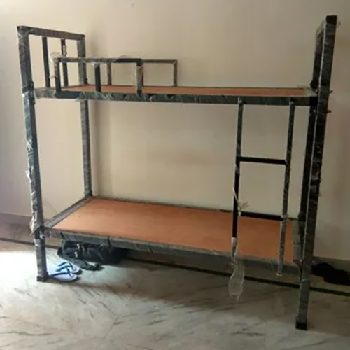 पेड़ के फलक के साथ बंकर बिस्तर
