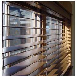 लकड़ी के वेनिशियन ब्लाइंड्स