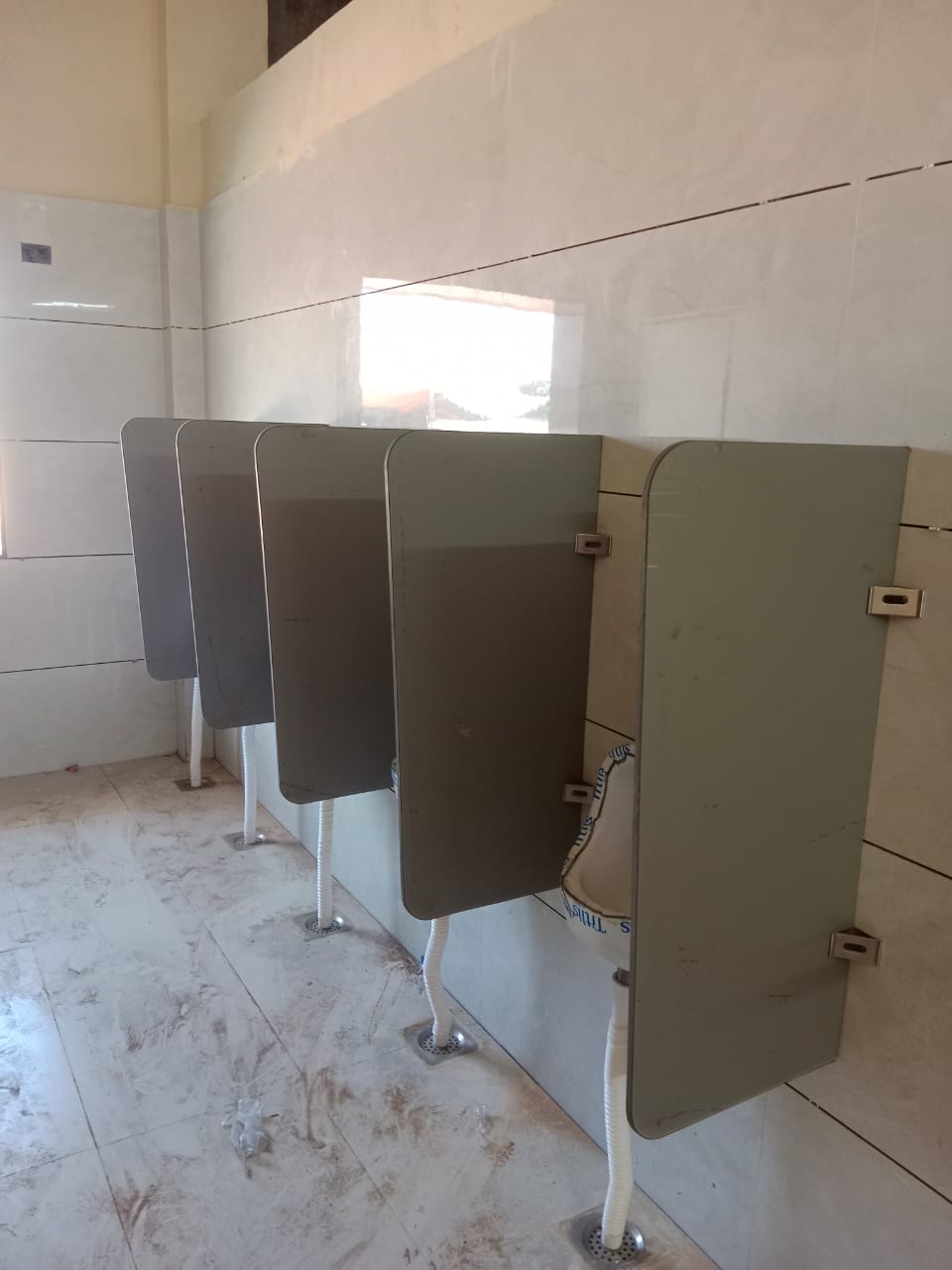 Urinal Partition Divider Panel - Glazed Tile & Sandwich Panel, Custom Color Options With Long Life Span & Ss Clamp Included