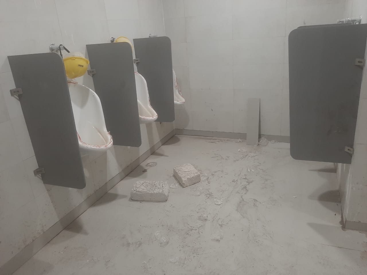 Urinal Partition Divider Panel - Glazed Tile & Sandwich Panel, Custom Color Options With Long Life Span & Ss Clamp Included