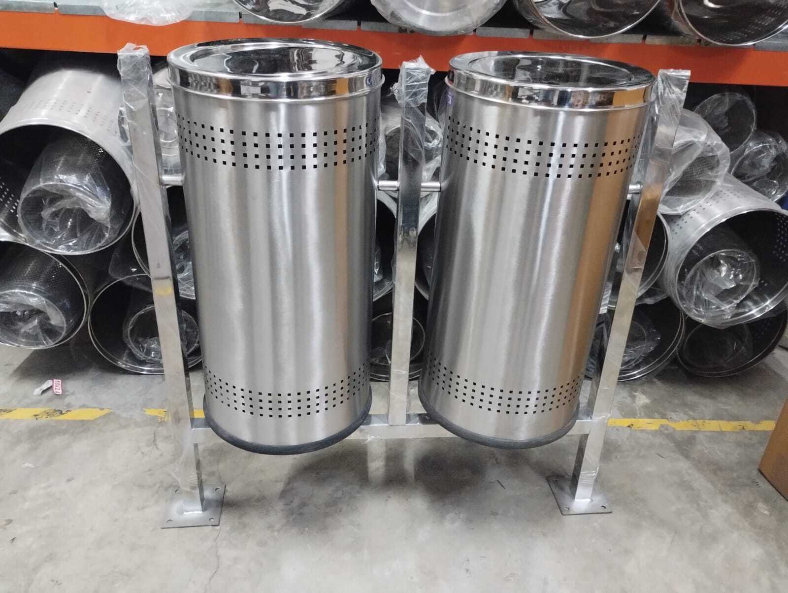 Stainless Steel Double Pole Mounted Dustbin - Capacity: 120 Ltr